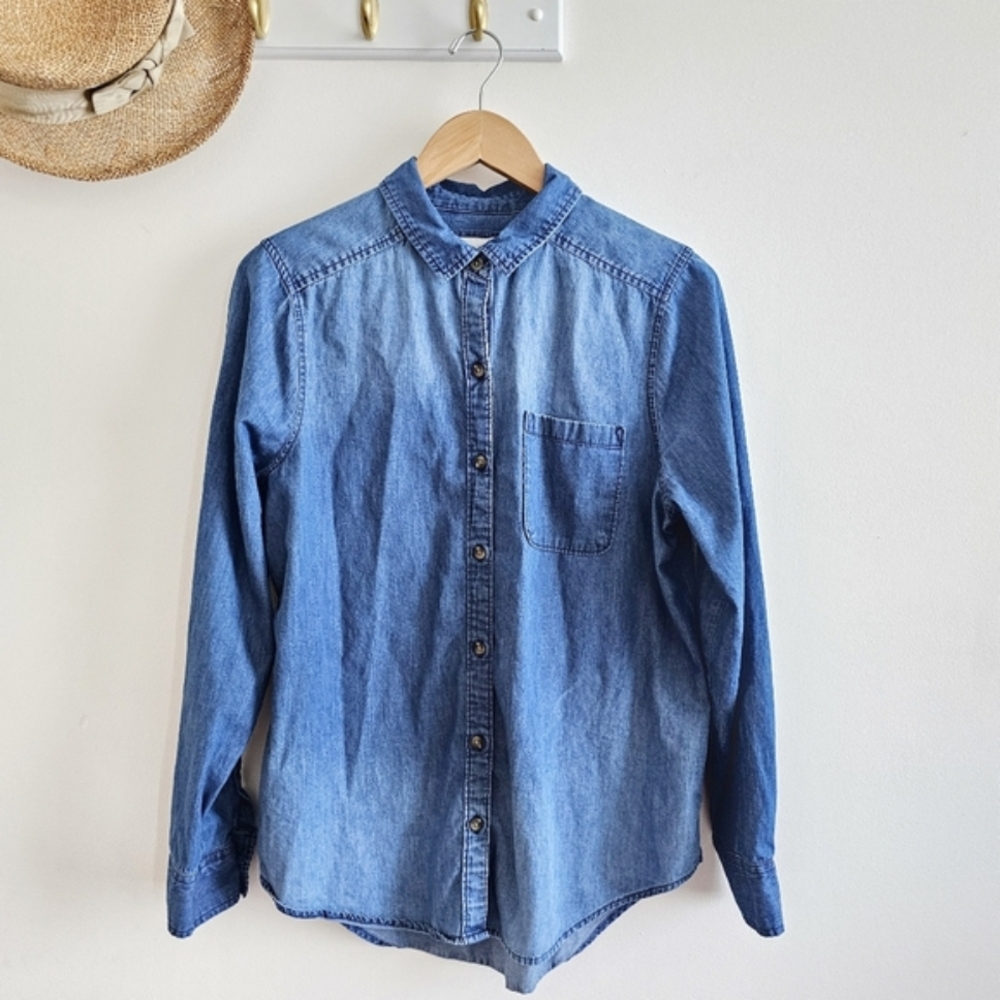 SO Favorite Chambray Button Down Shirt Women's Medium 100% Cotton Blue Casual